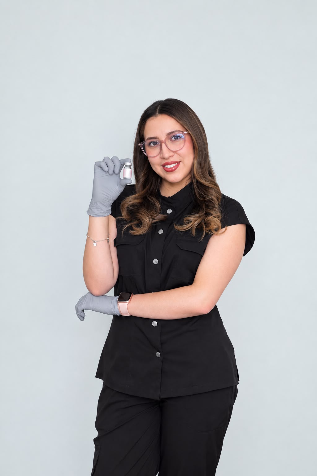 Paulina Pozo, cosmiatra profesional, sosteniendo un vial de tratamiento